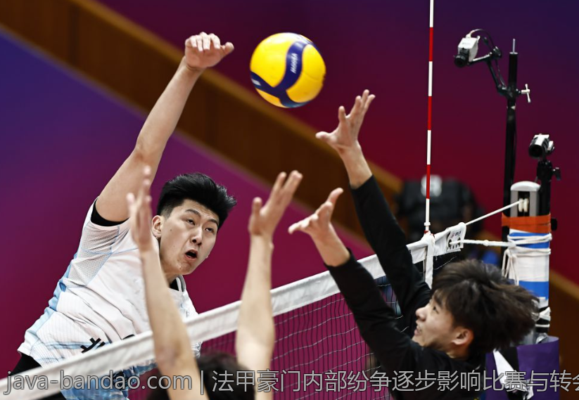 法甲豪门内部纷争逐步影响比赛与转会